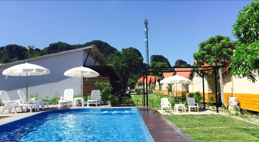 Imagen de la piscina del Hotel The Hip Resort At Phi Phi. Foto 13