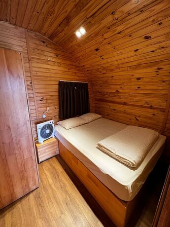 Imagen de la habitación del Hotel The Hobbit Bungalow. Foto 15