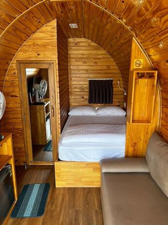 Imagen de la habitación del Hotel The Hobbit Bungalow. Foto 17