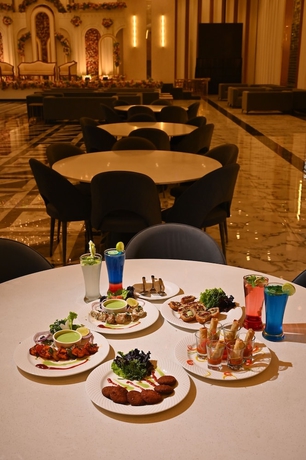 Imagen del bar/restaurante del Hotel The Hoften Lotus Court, Greater Noida. Foto 2