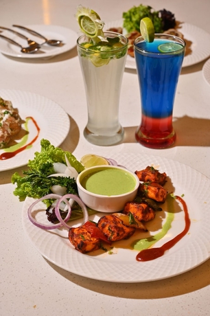 Imagen del bar/restaurante del Hotel The Hoften Lotus Court, Greater Noida. Foto 3