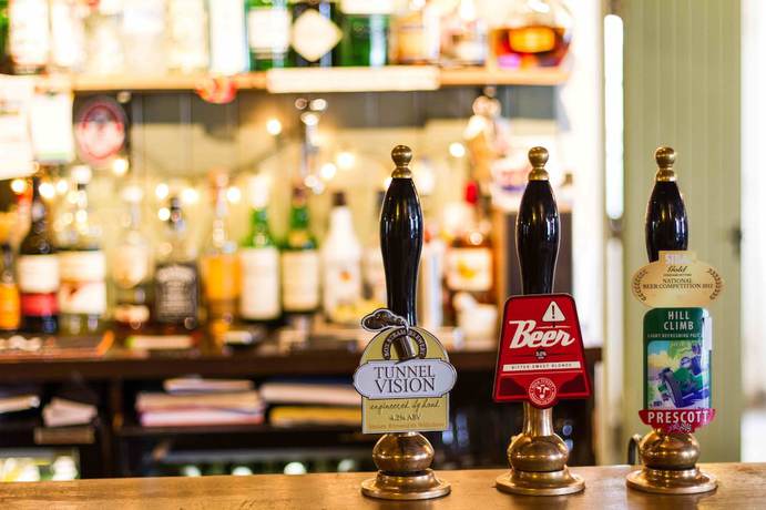 Imagen del bar/restaurante del Hotel The Holford Arms - Campground. Foto 6