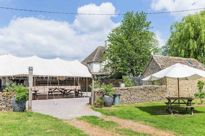 Imagen de los exteriores del Hotel The Holford Arms - Campground. Foto 20