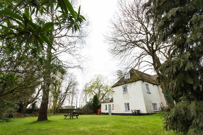 Imagen general del Hotel The Holford Arms - Campground. Foto 3