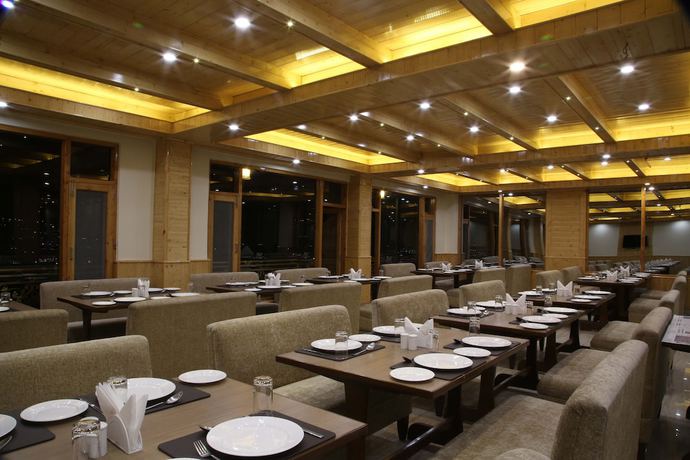 Imagen del bar/restaurante del Hotel The Holiday Heights Manali. Foto 2