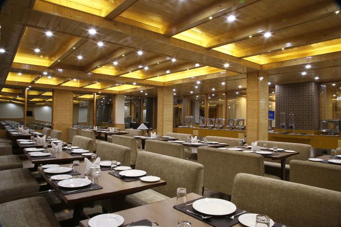 Imagen del bar/restaurante del Hotel The Holiday Heights Manali. Foto 3