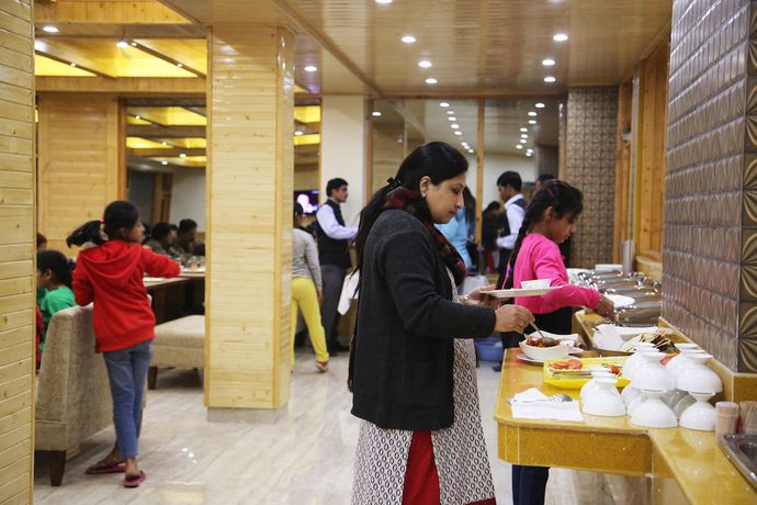 Imagen del bar/restaurante del Hotel The Holiday Heights Manali. Foto 4