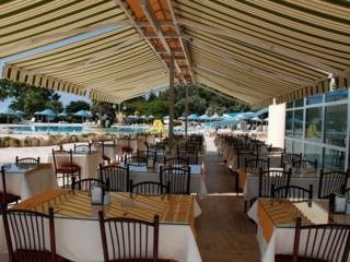 Imagen del bar/restaurante del Hotel The Holiday Resort. Foto 6