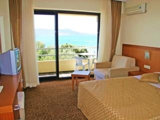 Imagen de la habitación del Hotel The Holiday Resort. Foto 7
