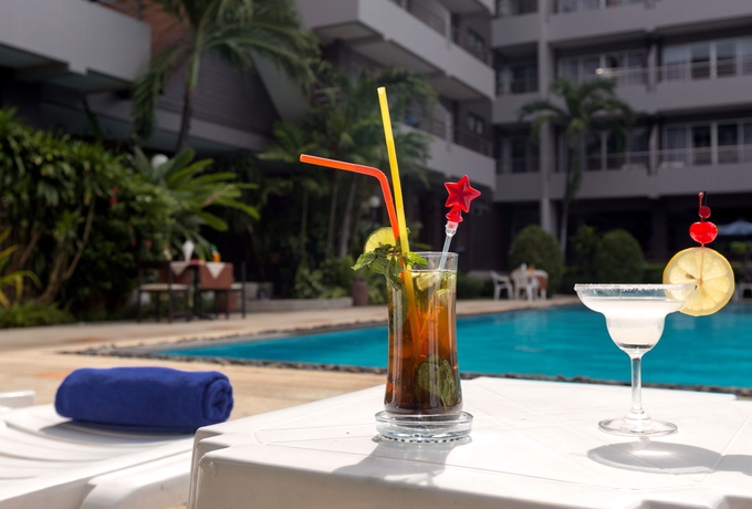 Imagen de la piscina del Hotel The Holiday Resort Pattaya. Foto 11