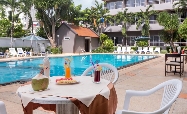 Imagen de la piscina del Hotel The Holiday Resort Pattaya. Foto 12
