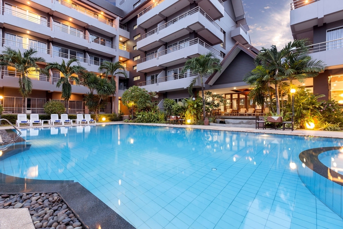 Imagen de la piscina del Hotel The Holiday Resort Pattaya. Foto 13