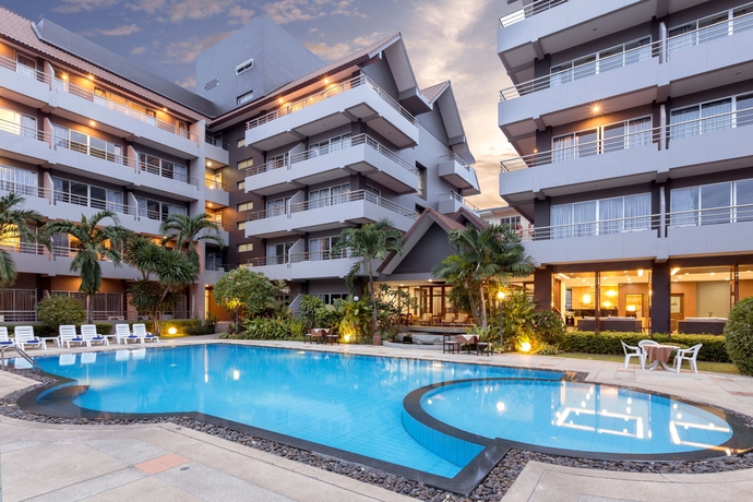 Imagen de la piscina del Hotel The Holiday Resort Pattaya. Foto 14