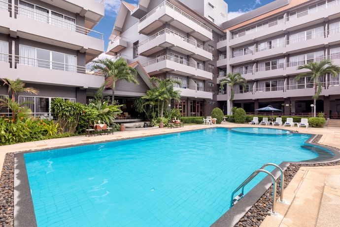 Imagen de la piscina del Hotel The Holiday Resort Pattaya. Foto 15