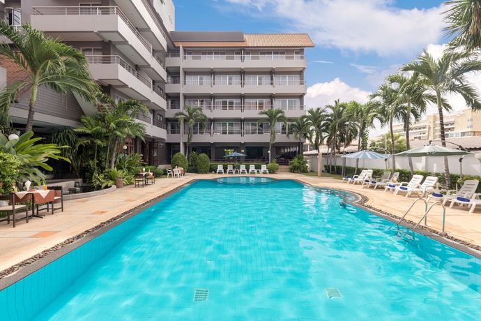 Imagen de la piscina del Hotel The Holiday Resort Pattaya. Foto 16