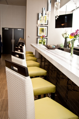 Imagen del bar/restaurante del Hotel The Hollis Halifax A Doubletree Suites By Hilton. Foto 3