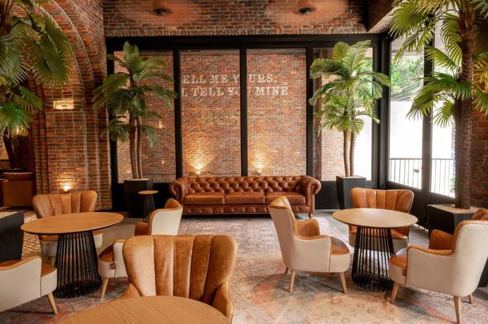 Imagen del bar/restaurante del Hotel The Host Medellin Only Adults. Foto 4
