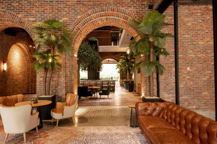 Imagen del bar/restaurante del Hotel The Host Medellin Only Adults. Foto 5