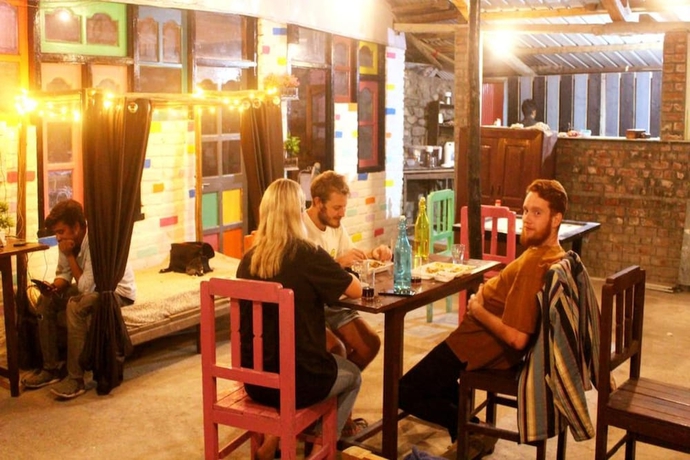 Imagen del bar/restaurante del Hotel The Hostalgic Jibhi - Hostel. Foto 5