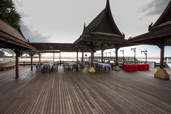 Imagen del bar/restaurante del Hotel The Hotspring Beach Resort and Spa. Foto 5