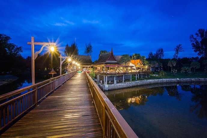 Imagen de los exteriores del Hotel The Hotspring Beach Resort and Spa. Foto 13