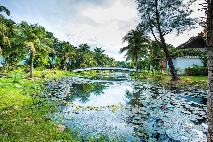 Imagen de los exteriores del Hotel The Hotspring Beach Resort and Spa. Foto 14