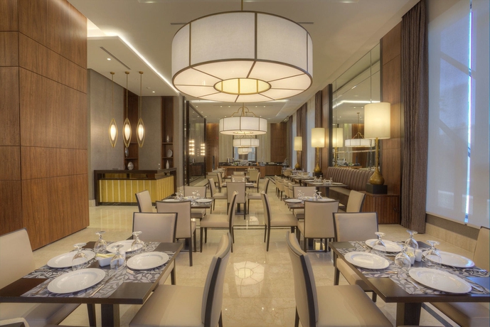 Imagen del bar/restaurante del Hotel The House Boutique Suites. Foto 2