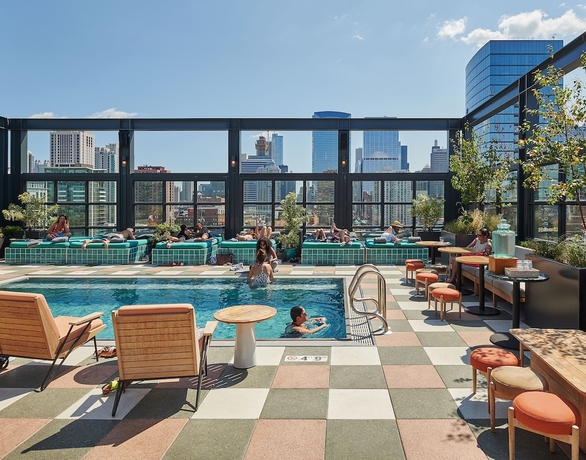 Imagen de la piscina del Hotel The Hoxton Chicago. Foto 19