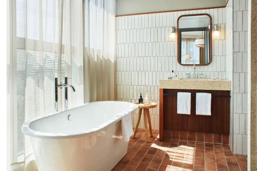 Imagen de la habitación del Hotel The Hoxton Poblenou. Foto 20