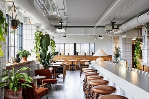 Imagen del bar/restaurante del Hotel The Hoxton Portland. Foto 11