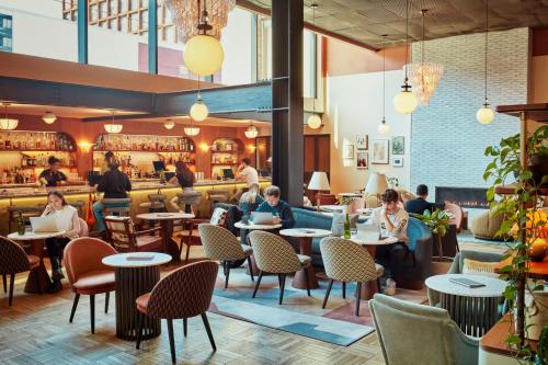 Imagen del bar/restaurante del Hotel The Hoxton Williamsburg. Foto 9