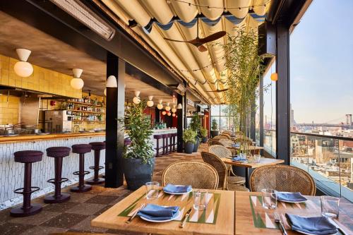 Imagen del bar/restaurante del Hotel The Hoxton Williamsburg. Foto 10