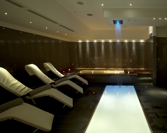 Imagen de la piscina del Hotel The Hub. Foto 13