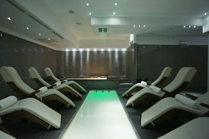 Imagen de la piscina del Hotel The Hub. Foto 14