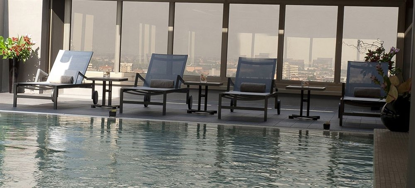 Imagen de la piscina del Hotel The Hub. Foto 15