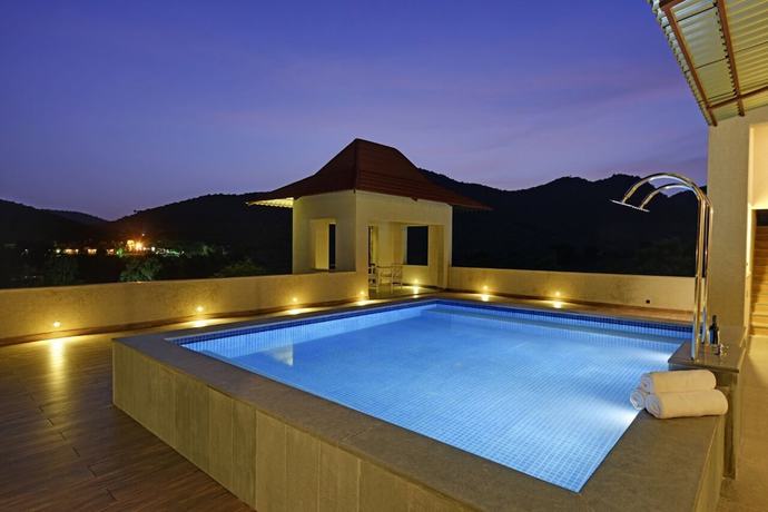 Imagen de la piscina del Hotel The Hunting Lodge. Foto 15
