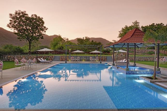 Imagen de la piscina del Hotel The Hunting Lodge. Foto 16