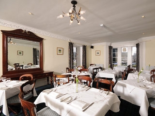 Imagen del bar/restaurante del Hotel The Huntly Arms. Foto 2