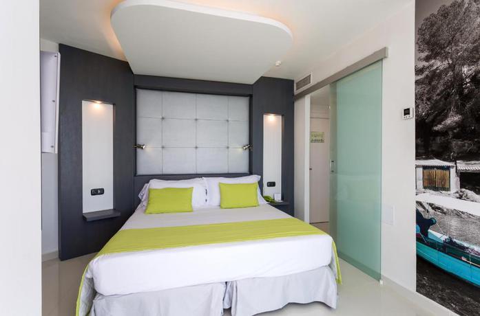 Imagen de la habitación del Hotel The Ibiza Twiins. Foto 7