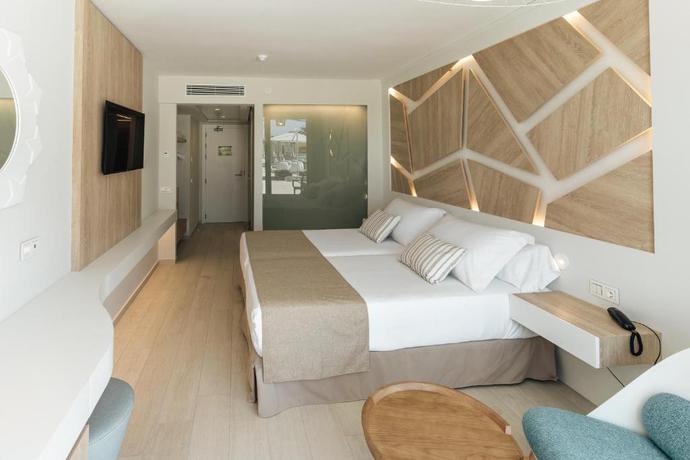 Imagen de la habitación del Hotel The Ibiza Twiins. Foto 8