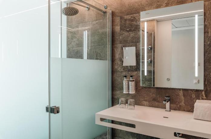 Imagen de la habitación del Hotel The Ibiza Twiins. Foto 10