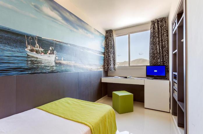 Imagen de la habitación del Hotel The Ibiza Twiins. Foto 13