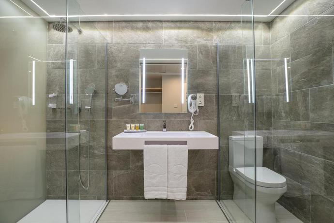 Imagen de la habitación del Hotel The Ibiza Twiins. Foto 14