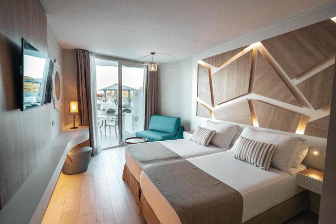 Imagen de la habitación del Hotel The Ibiza Twiins. Foto 15