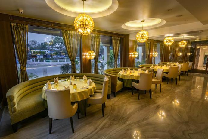 Imagen del bar/restaurante del Hotel The India Benares. Foto 2