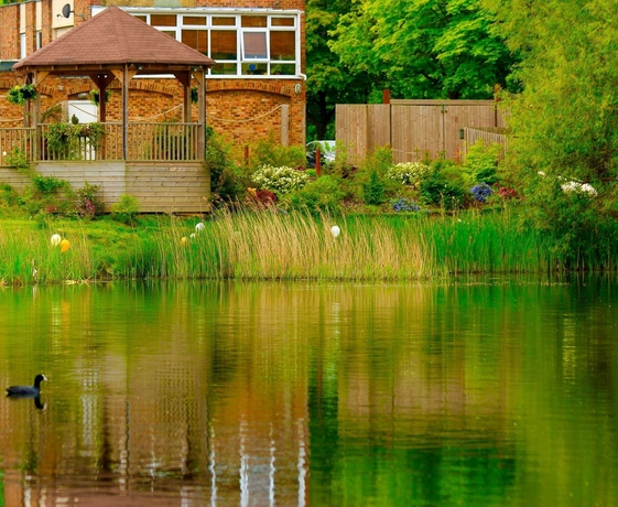 Imagen de los exteriores del Hotel The Inn On The Lake, Gravesend. Foto 15