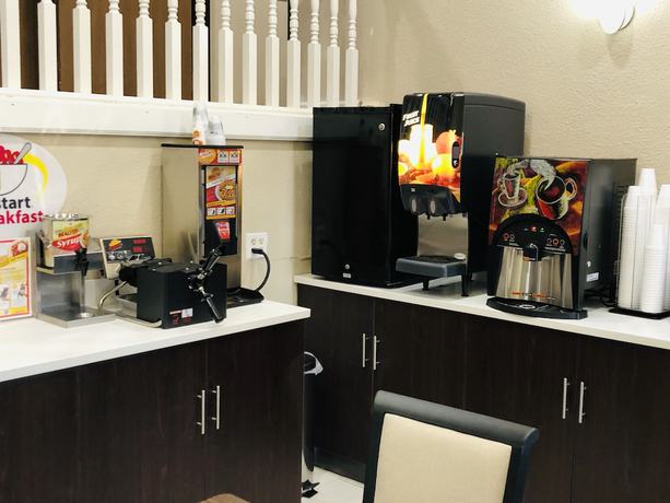 Imagen de los interiores del Hotel The Inn and Suites SW Omaha. Foto 13