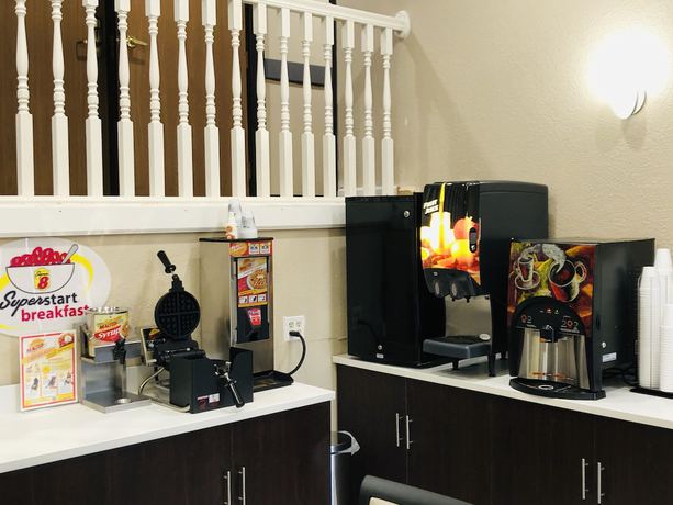 Imagen de los interiores del Hotel The Inn and Suites SW Omaha. Foto 16