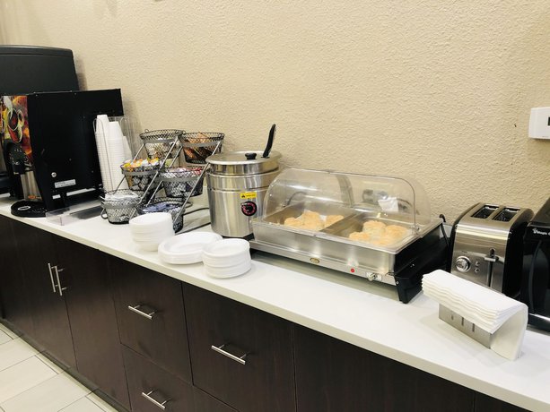 Imagen de los interiores del Hotel The Inn and Suites SW Omaha. Foto 18