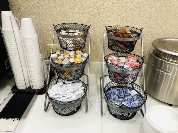 Imagen de los interiores del Hotel The Inn and Suites SW Omaha. Foto 19